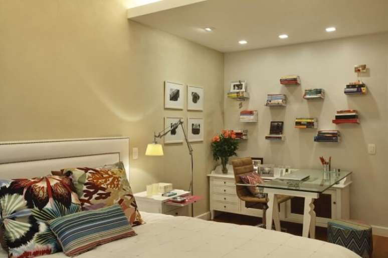 67. Quarto com livros em prateleiras invis&iacute;veis. Projeto de Escala Arquitetura