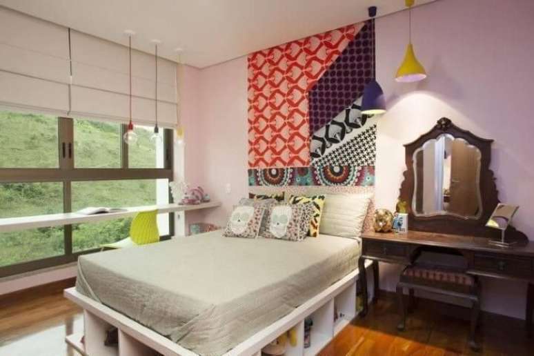 69. Quarto com papeis de parede coloridos