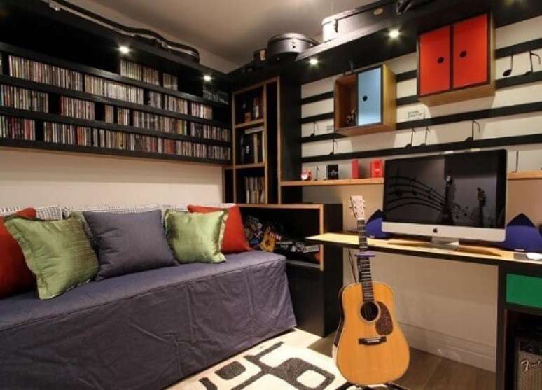 47. Quarto de solteiro com muitas prateleiras e nichos. Projeto Fernanda Renner