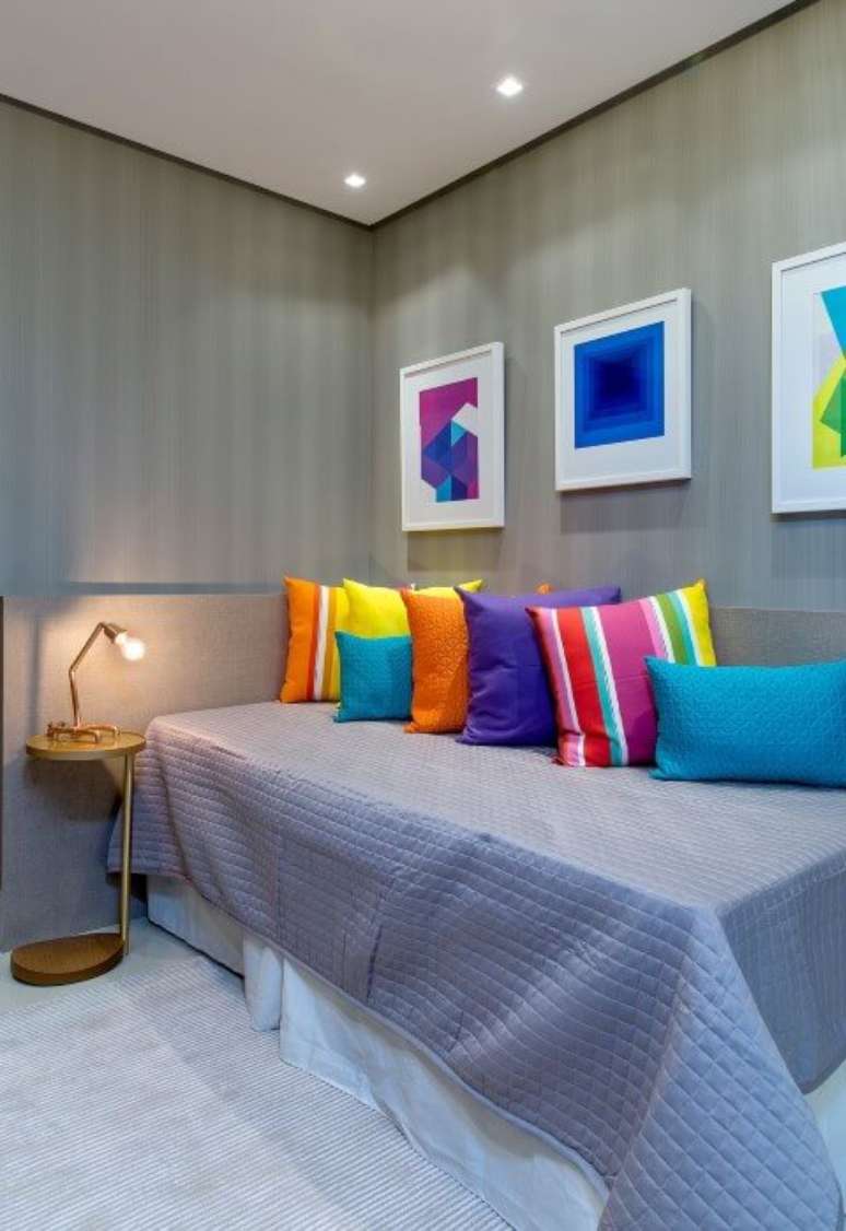 49. Quarto de solteiro com sof&aacute;-cama. Projeto de Milla Holtz