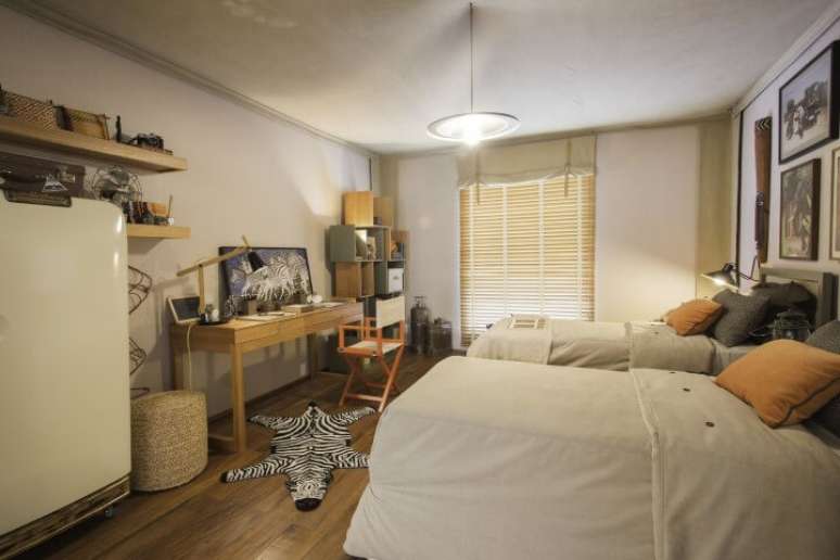 43. Quarto de solteiro com decora&ccedil;&atilde;o ousada. Projeto de By Kami