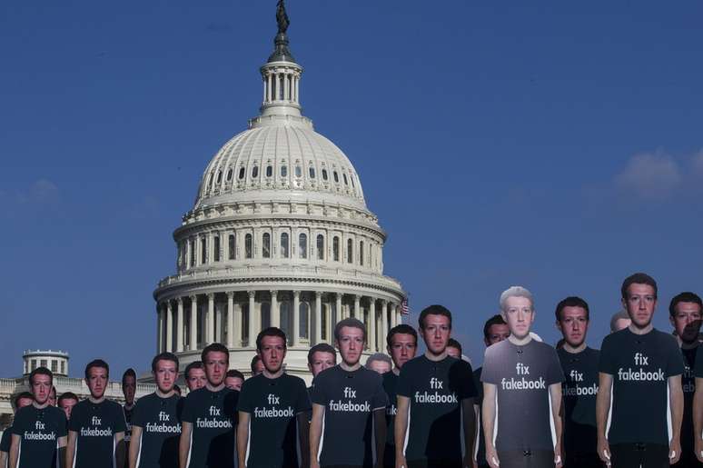 Protesto em Washington: ativistas do grupo Avaaz também protestaram usando um 'exército de falsos Zuckerbergs' para pedir que 'conserte o Facebook', em referência a perfis falsos que operam na rede social
