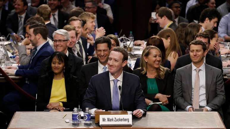 O fundador do Facebook, Mark Zuckerberg, negou ontem no Congresso dos EUA que a empresa venda dados dos usuários para anunciantes