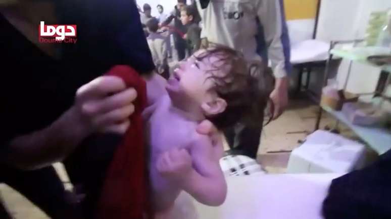 Criança chora em hospital em Douma, após suposto ataque químico na Síria  08/04/2018 White Helmets/Reuters TV via REUTERS