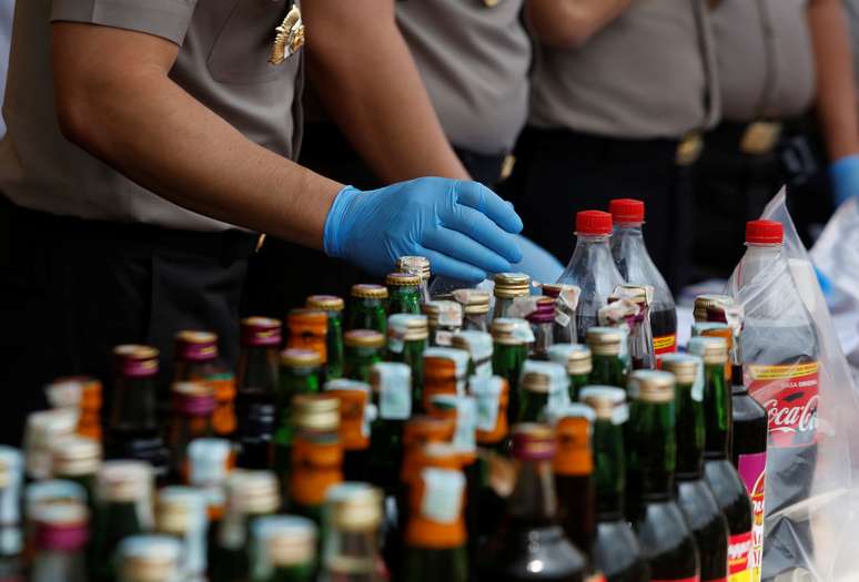 Polícia organiza evidências durante coletiva de imprensa sobre produção e venda de bebida alcóolica adulterada em Jacarta, na Indonésia 11/04/2018 REUTERS/Willy Kurniawan