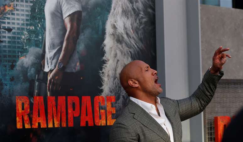 Dwayne Johnson acena em lan&ccedil;amento de "Rampage" em Los Angeles
 4/4/2018    REUTERS/Mario Anzuoni 