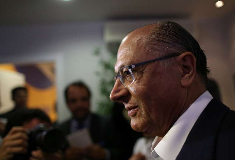 O ex-governador do Estado de São Paulo, Geraldo Alckmin, fala a jornalistas após reunião com membros do PSDB em Brasília
07/02/2018
REUTERS/Adriano Machado