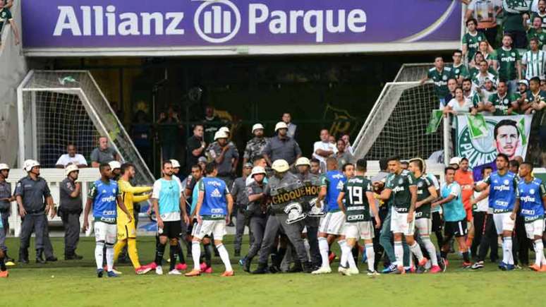 Polêmica em torno do lance entre Ralf e Dudu gerou a reclamação palmeirense (Foto: Bruno Ulivieri/Raw Image)