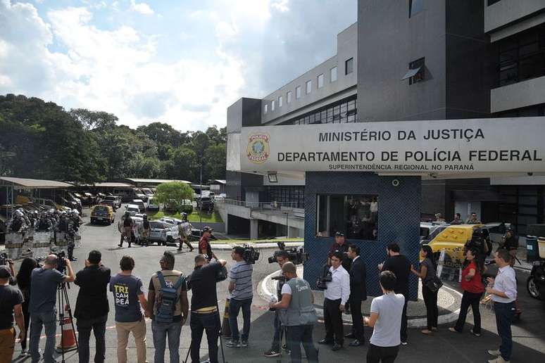 Prédio da Policia Federal tem segurança reforçada para a chegada do ex-presidente Luiz Inácio Lula da Silva.