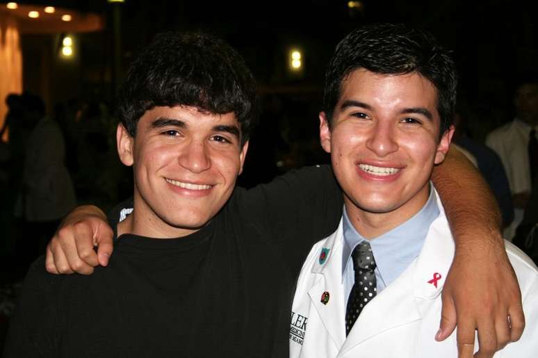 Salinas, quando estava na faculdade de Medicina, e seu irmão