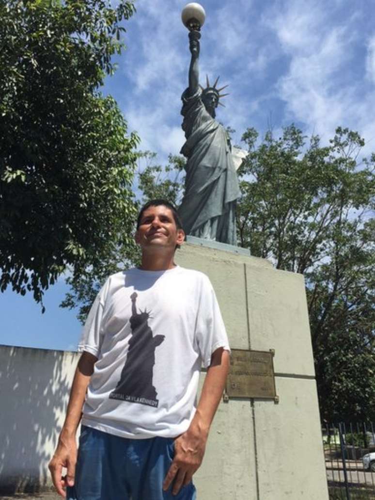 Alex Belchior em frente a r&eacute;plica da Est&aacute;tua da Liberdade: segundo o historiador, Vila Kennedy se tornou 'menina dos olhos' do ex-governador da Guanabara Carlos Lacerda