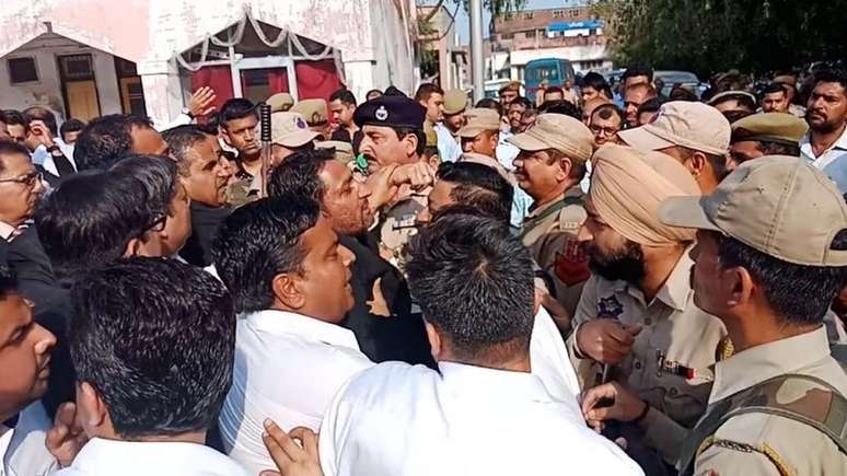 Advogados em Jammu tentaram impedir que policiais entrassem na corte para apresentar as acusações contra os suspeitos do crime