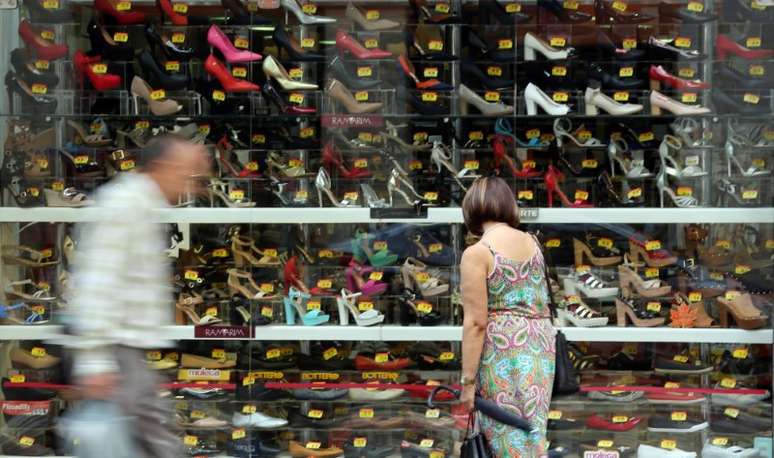 Consumidora observa loja em São Paulo 10/01/2017 REUTERS/Paulo Whitaker