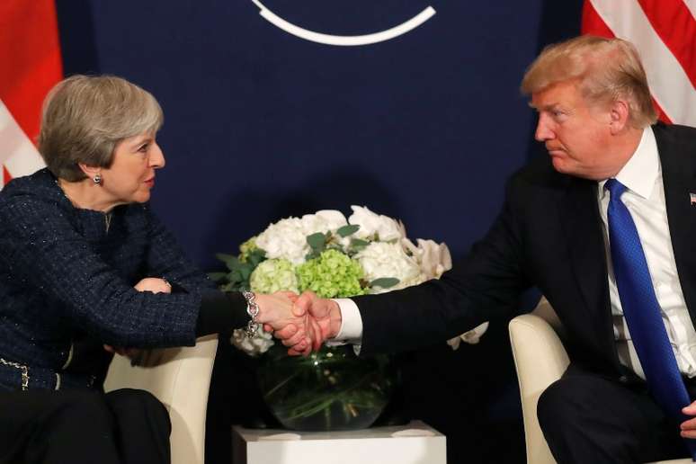 Trump e Theresa May conversam em Davos
 25/1/2018    REUTERS/Carlos Barria