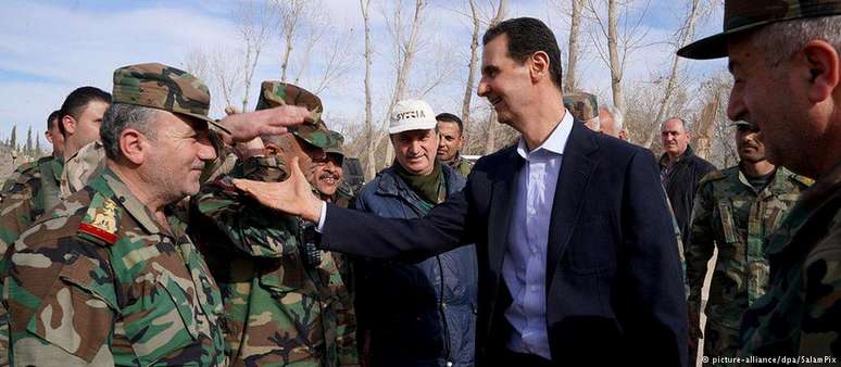 O ditador sírio Bashar Al-Assad ao lado de militares.