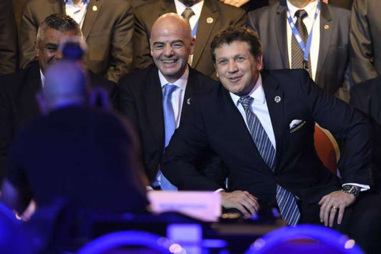 Infantino e Domínguez no 68º Congresso da Conmebol (Foto: Eitan Abramovich / AFP)