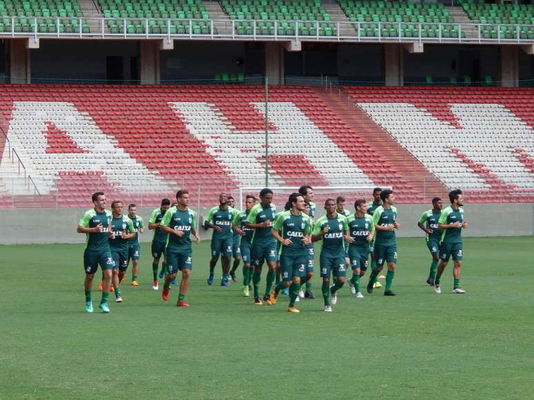 A três dias do início do Brasileiro, América-MG faz reconhecimento do gramado (Foto: João Zebral / América)