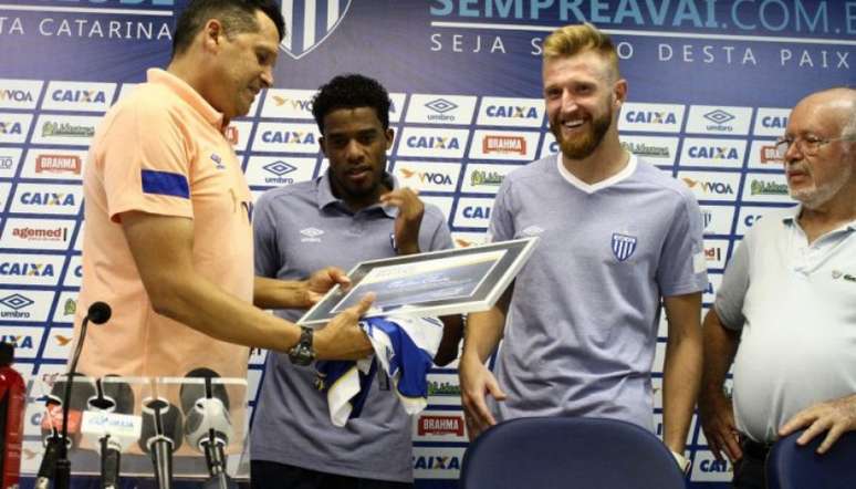 Técnico Claudinei Oliveira recebe placa comemorativa pelos 100 jogos no clube (Foto: Jamira Furlani / Avaí FC)