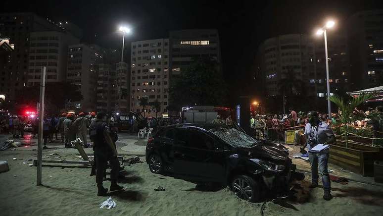 A polícia investiga o que aconteceu dentro do carro que atropelou pelo menos 17 pessoas em Copacabana