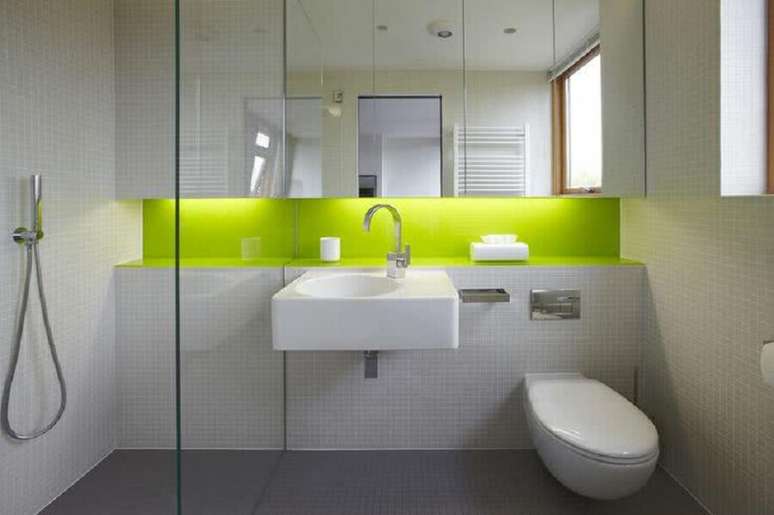 8. Modelo de banheiro simples com cores neutras e nichos verde