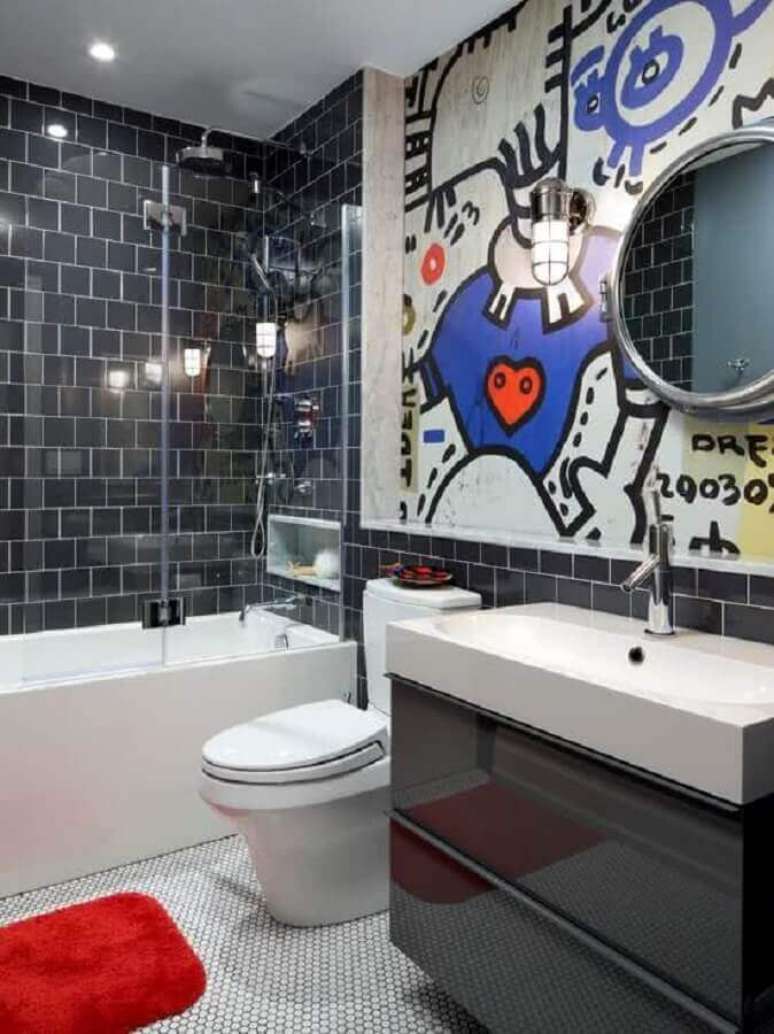 55. Decoração de banheiro moderno com grafite na parede