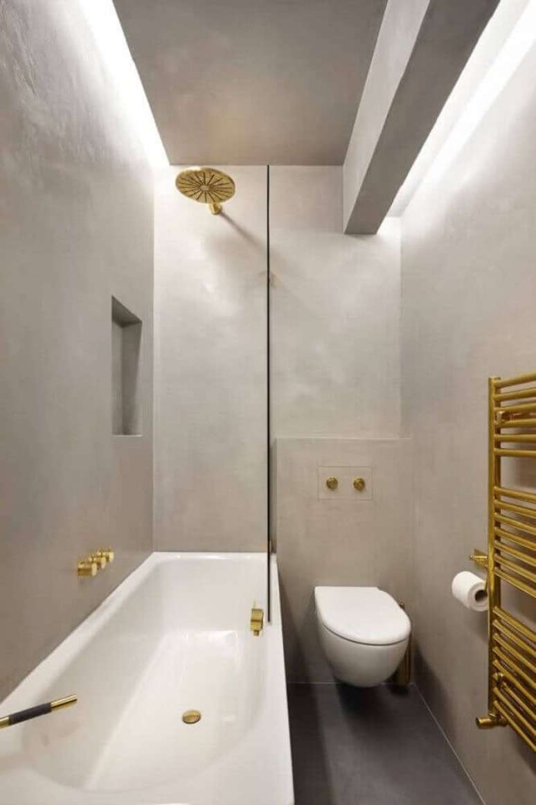 7. Lindo modelo de banheiro pequeno com cores neutras e detalhes em dourado