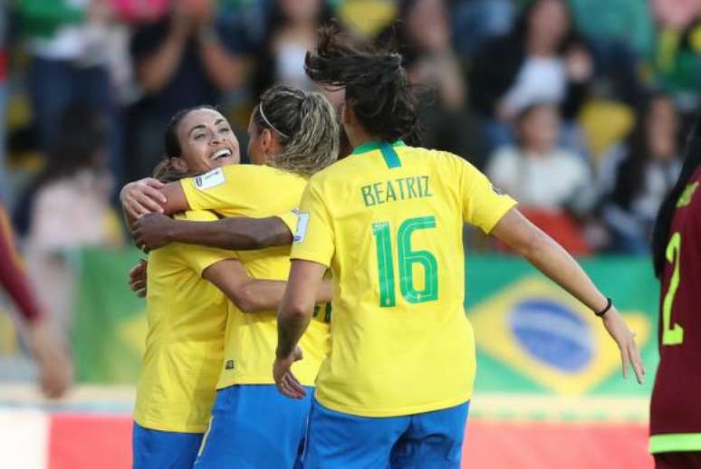 A atacante Marta comemora seu gol na vitória por 4 a 0 contra a Venezuela