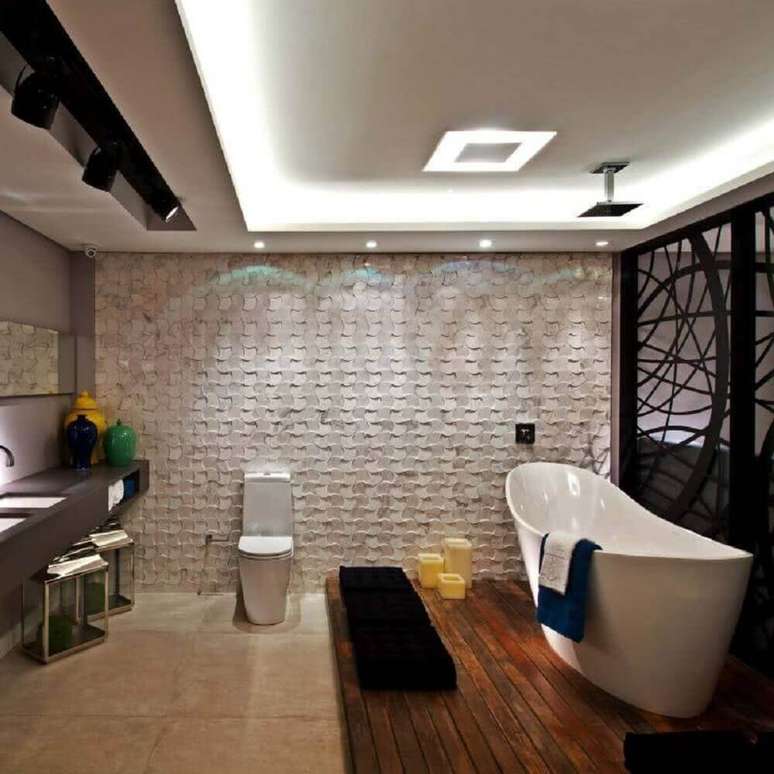 43. Modelo de banheiro com revestimento 3D na parede