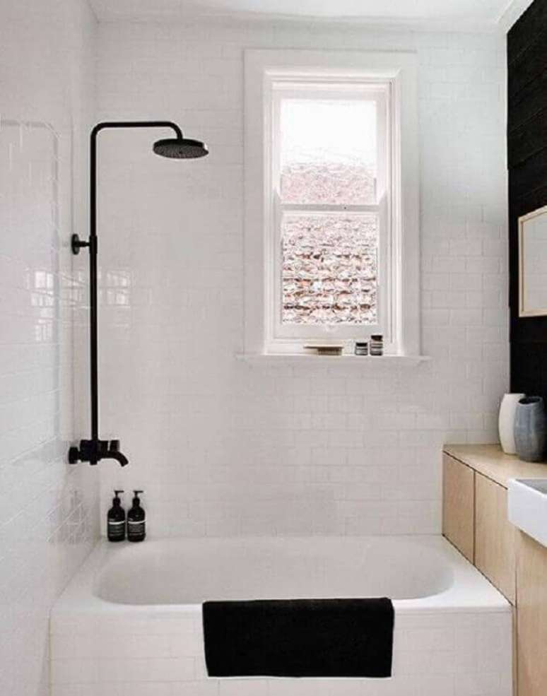 49. Modelo de banheiro pequeno preto e branco