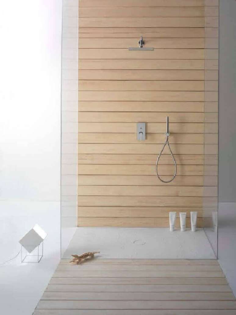 28. Modelos de banheiro com revestimento em madeira