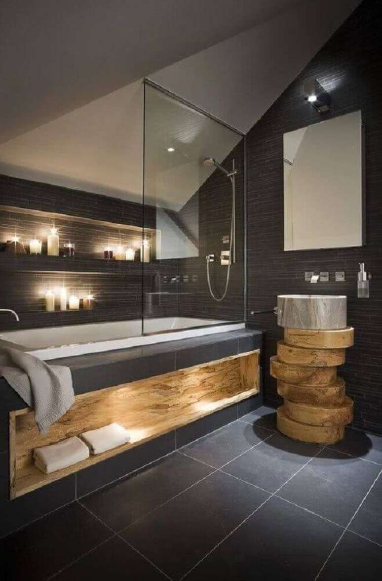 31. Em modelos de banheiro utilizando detalhes em madeira para trazer mais conforto ao ambiente