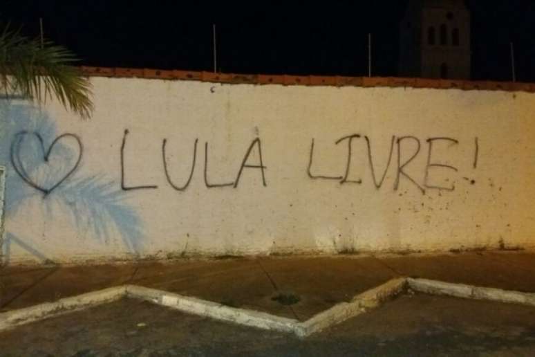Muro de igreja foi pichado por apoiadores do ex-presidente Lula