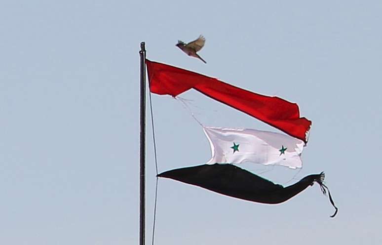 Bandeira rasgada da Síria é vista na cidade de Qamishli 21/04/2016 REUTERS/Rodi Said  