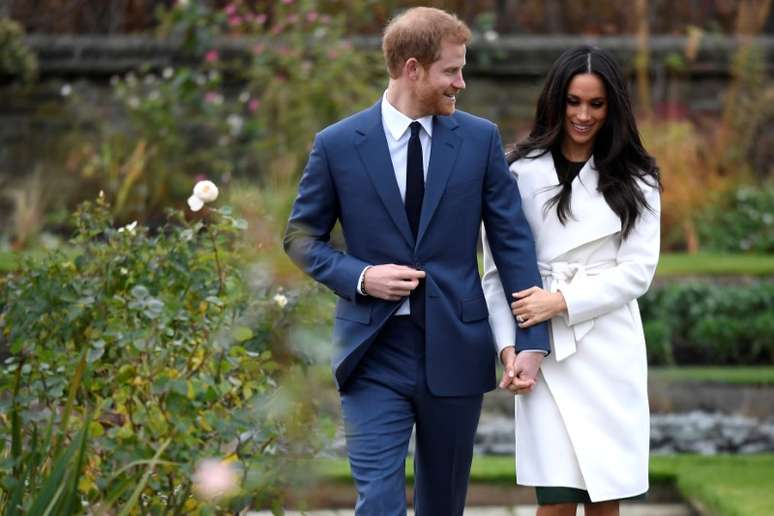 Pr&iacute;ncipe Harry, do Reino Unido, posa para fotos com noiva Meghan Markle, em Londres 27/11/2017 REUTERS/Toby Melville 