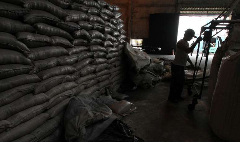 Trabalhador carrega saca de açúcar em usina em Campos dos Goytacazesk, Rio de Janeiro, Brasil
17/11/2010
REUTERS/Sergio Moraes