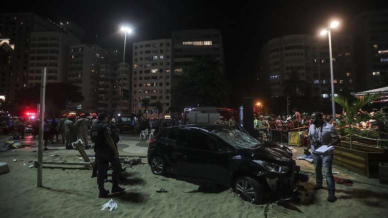 A pol&iacute;cia investiga o que aconteceu dentro do carro que atropelou pelo menos 17 pessoas em Copacabana