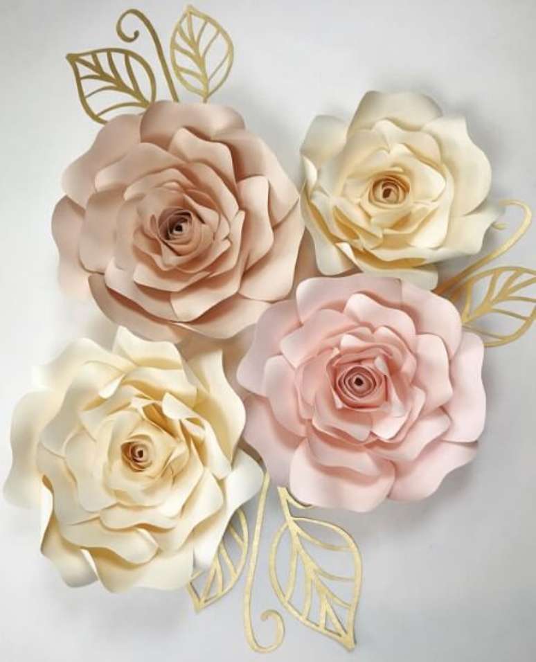 20. Decoração com flores de papel sofisticada