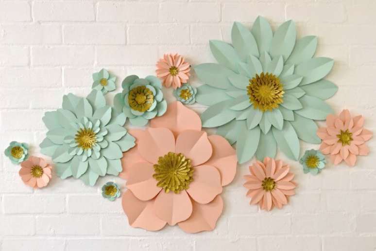 23. Decoração com flores de papel azul e rosa