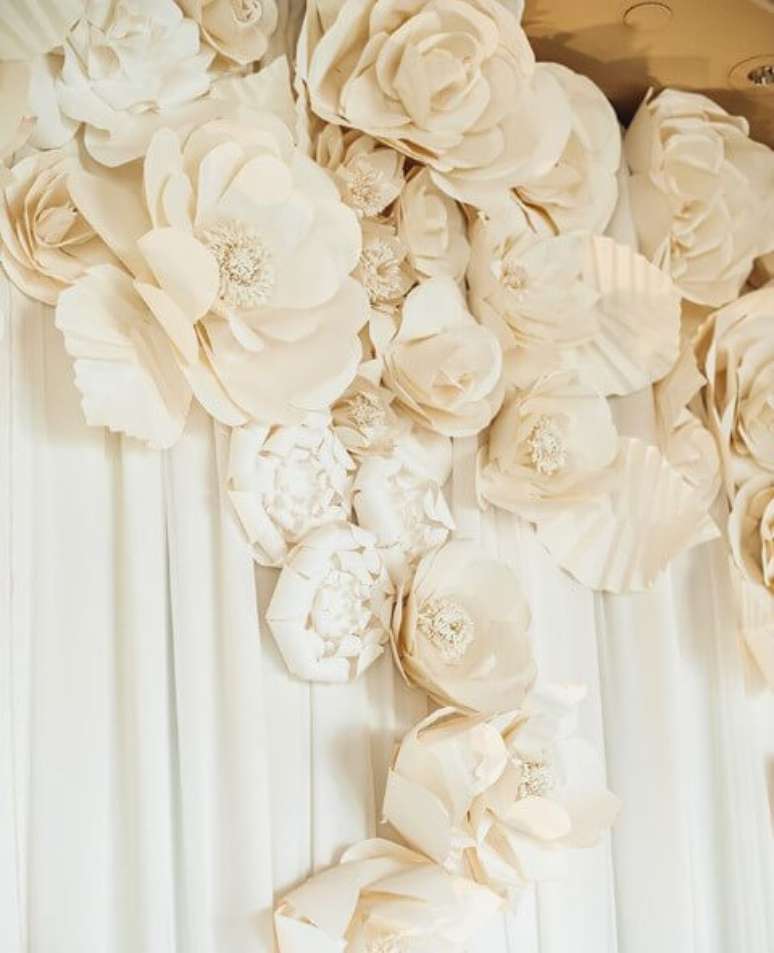 13. Olha só como ficou bonita esta decoração de casamento com flores de papel claras