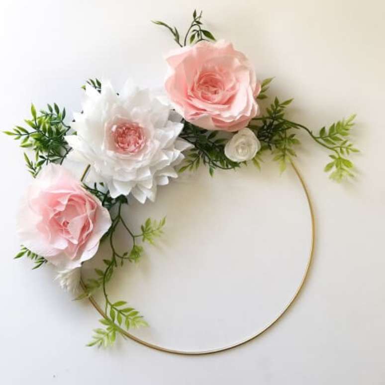 22. Arco com flores de papel e folhas falsas