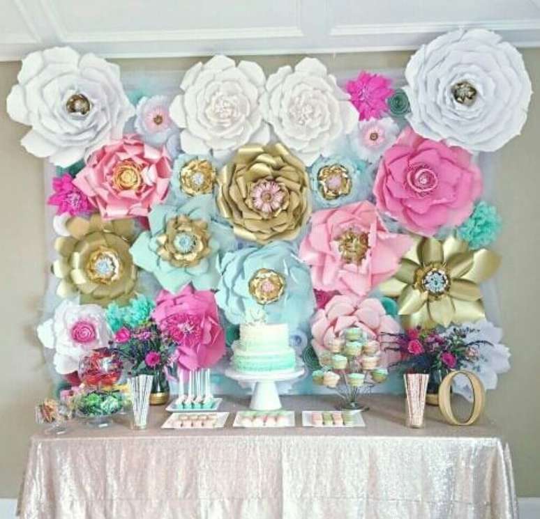 10. Decoração de festa com flores de papel gigantes