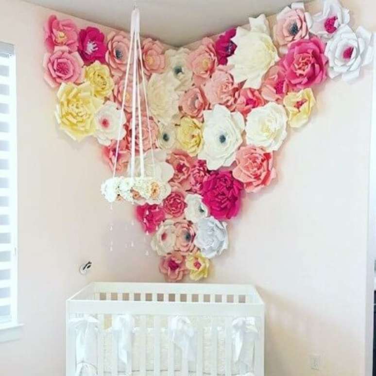 21. Flores de papel no quarto de bebê