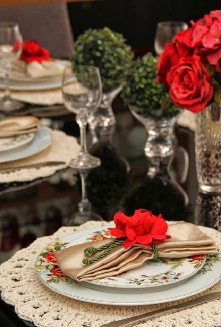 29. Decora&ccedil;&atilde;o de mesa com flores vermelhas e jogo americano de croch&ecirc; redondo