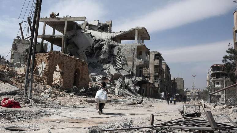 Goutha Oriental, subúrbio de Damasco, ficou devastada após três anos de bombardeios