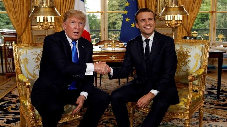 Emmanuel Macron, da França, e Donald Trump, dos Estados Unidos, participam de coalizão na Síria