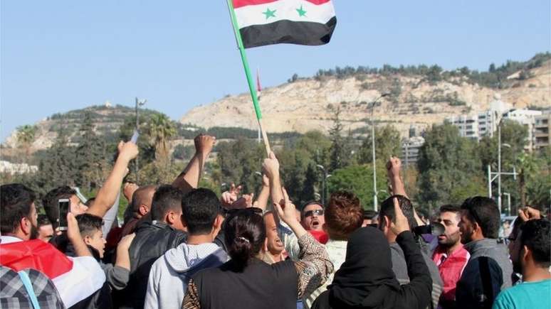 Apoiadores de Bashar al-Assad se manifestaram após bombardeios impetrados pelos americanos e aliados