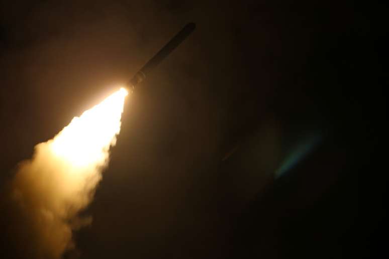 Navio de guerra dos EUA dispara míssil Tomahawk durante ataque à Síria
14/04/2018
Matthew Daniels/Handout via REUTERS