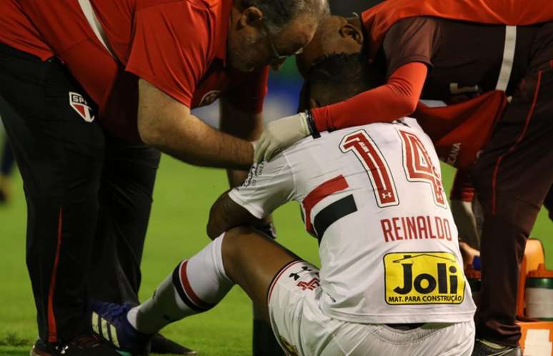 O lateral Reinaldo sofreu a lesão no primeiro tempo do jogo contra o Rosario Central (Rubens Chiri/saopaulofc.net)