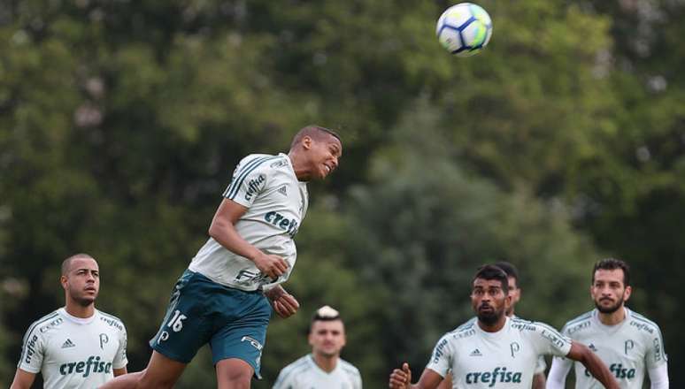 Deyverson cabeceia durante o treino deste sábado, na Academia de Futebol (Foto: Cesar Greco)