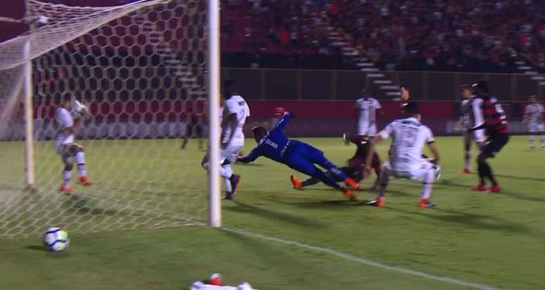 Momento do pênalti e expulsão do Éverton Ribeiro (Foto: Reprodução/Premiere)